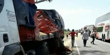 Ruta 34: tres camiones participaron de un violento choque