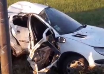 Un auto impactó contra una columna y sus ocupantes salieron despedidos