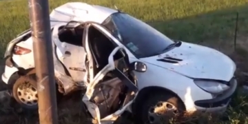 Un auto impactó contra una columna y sus ocupantes salieron despedidos
