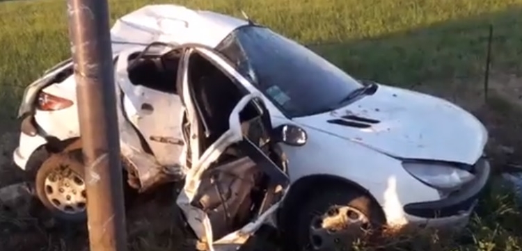 Un auto impactó contra una columna y sus ocupantes salieron despedidos
