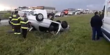 Un hombre volcó con su auto sobre la autopista Rosario Santa Fe