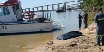 El cadáver hallado en el rio envuelto en una frazada pertenece a un extranjero