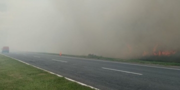 Quema de pastizales y peligro por el humo que ingresa a la autopista