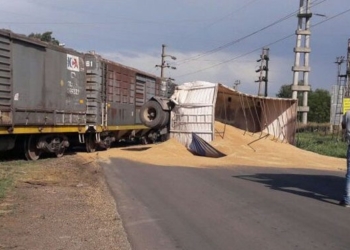 Un tren arrolló a un camión en Puerto San Martín