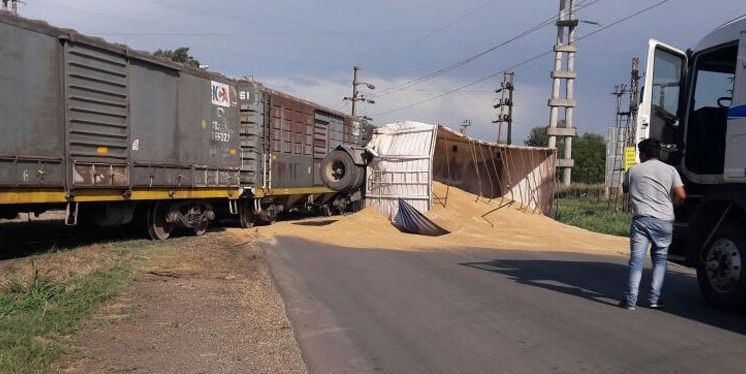 Un tren arrolló a un camión en Puerto San Martín