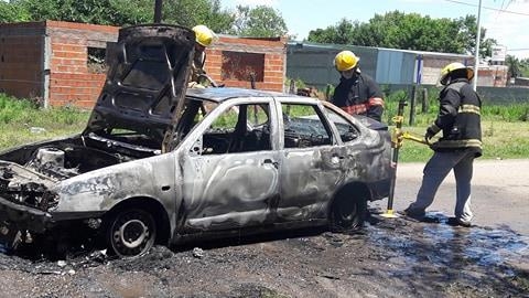 Un auto fue consumido por las llamas en Puerto Gaboto