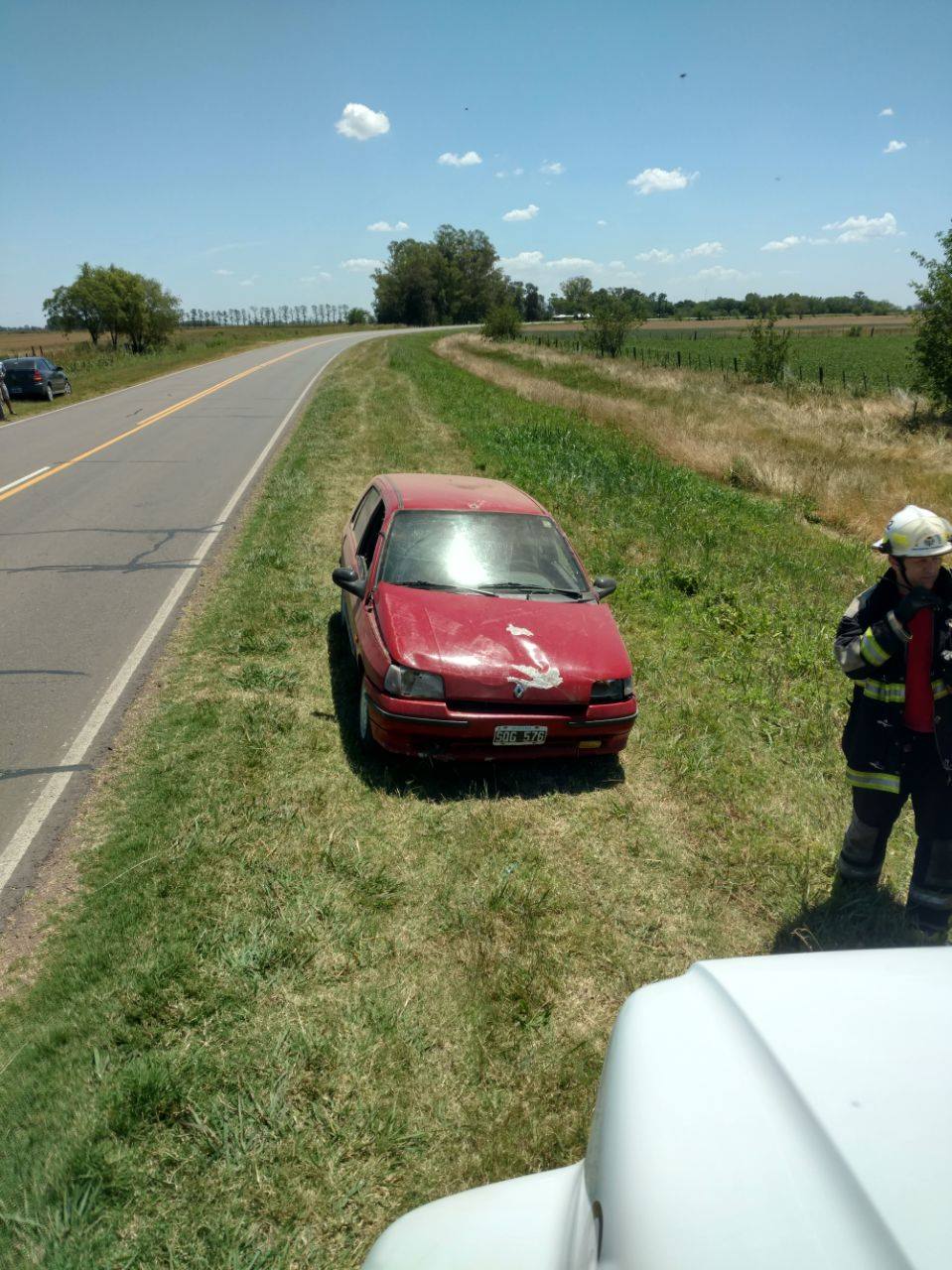 San Genaro: un auto volcó y terminó en el campo