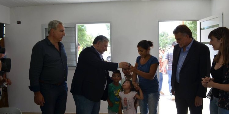 Timbúes: 20 familias recibieron las llaves de sus nuevas viviendas