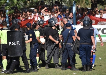 Cuatro policías heridos, el saldo tras el clásico totorense
