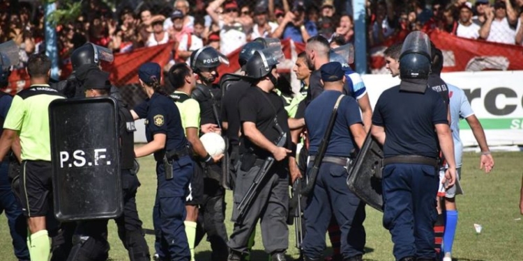 Cuatro policías heridos, el saldo tras el clásico totorense