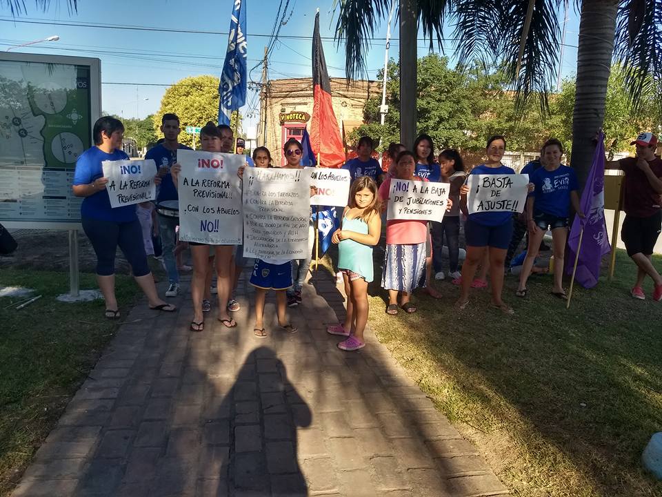 Oliveros marchó contra la reforma previsional