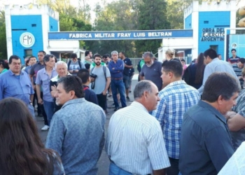Empleados de la fábrica militar se manifiestan tras los despidos