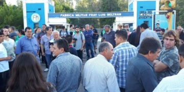 Empleados de la fábrica militar se manifiestan tras los despidos