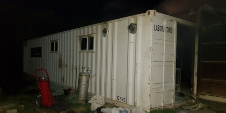 Ardió el laboratorio de la planta de asfalto de Maciel