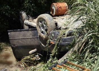 Impactante vuelco en el camino a Puerto Aragón