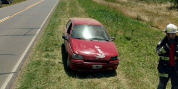 San Genaro: un auto volcó y terminó en el campo