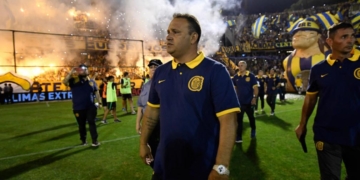 Leo Fernández firmó su contrato como técnico de Rosario Central