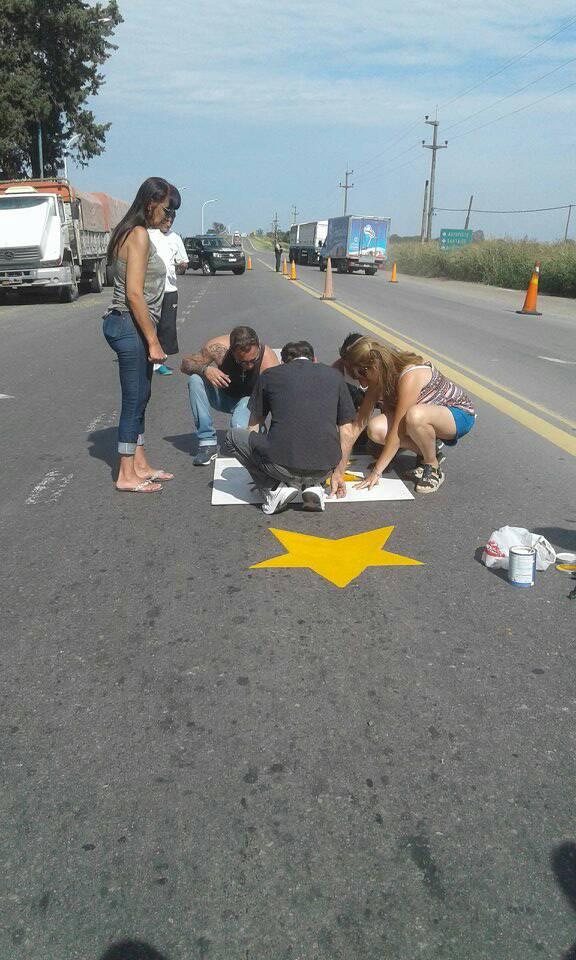 Tragedia en La Ribera: estrellas y una plaza ya recuerdan a los dos niños fallecidos