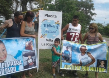 Tragedia en La Ribera: estrellas y una plaza ya recuerdan a los dos niños fallecidos