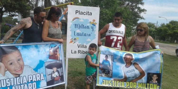 Tragedia en La Ribera: estrellas y una plaza ya recuerdan a los dos niños fallecidos