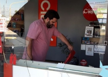 Rompieron la vidriera y robaron celulares de juguete