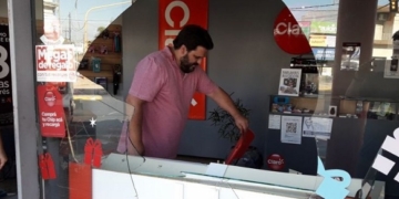 Rompieron la vidriera y robaron celulares de juguete