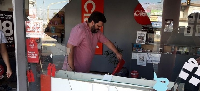 Rompieron la vidriera y robaron celulares de juguete