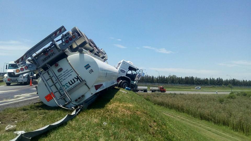 Un camión cisterna volcó en la autopista Rosario Santa Fe