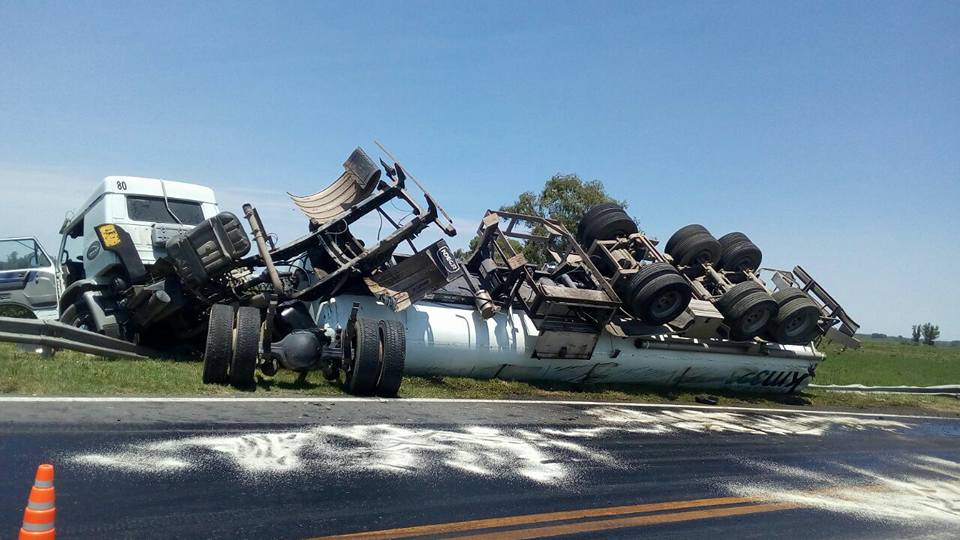 Un camión cisterna volcó en la autopista Rosario Santa Fe