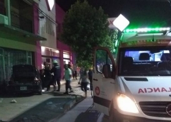 Un auto se incrustó contra la vidriera de un comercio