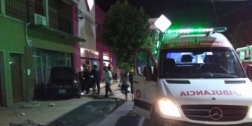 Un auto se incrustó contra la vidriera de un comercio