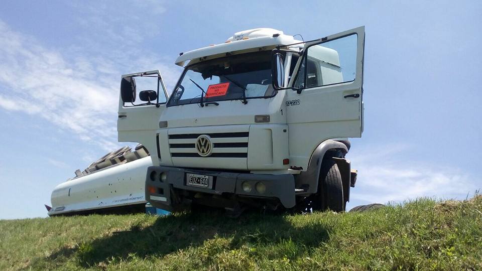 Un camión cisterna volcó en la autopista Rosario Santa Fe