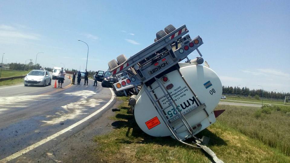 Un camión cisterna volcó en la autopista Rosario Santa Fe