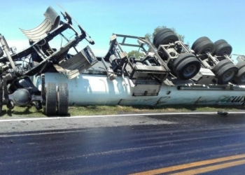 Un camión cisterna volcó en la autopista Rosario Santa Fe