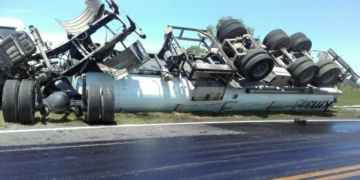 Un camión cisterna volcó en la autopista Rosario Santa Fe