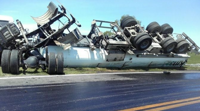 Un camión cisterna volcó en la autopista Rosario Santa Fe