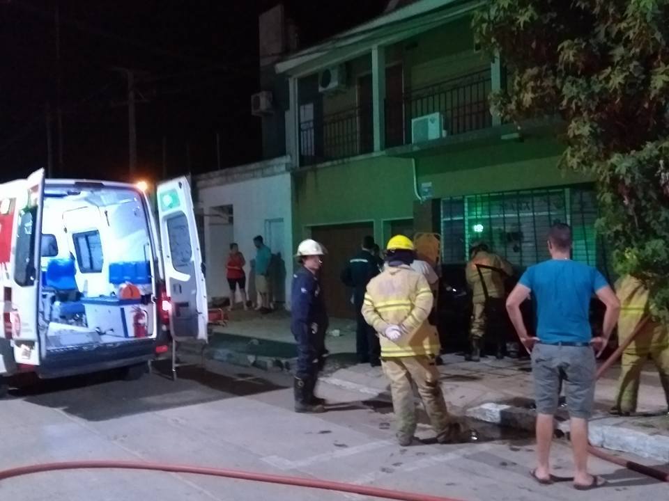Un auto se incrustó contra la vidriera de un comercio