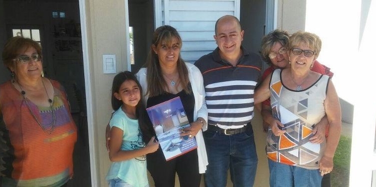 Dos familias totorenses recibieron las llaves de sus nuevos hogares