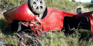 Un hombre fue hospitalizado al volcar con su auto en la autopista