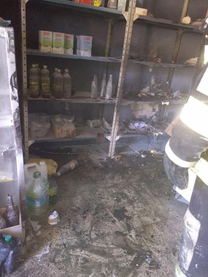 Incendio en una carnicería de San Genaro frente al cuartel de bomberos