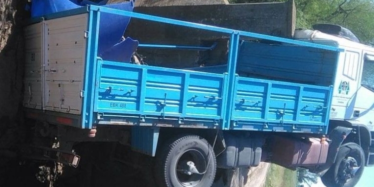 Cedió el puente que une Clarke y Diaz mientras circulaba un camión