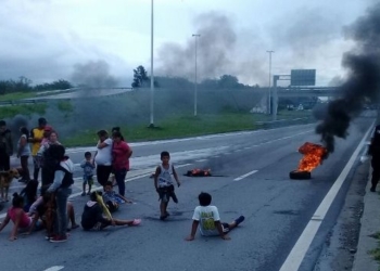 Corte en ambas manos de la autopista por protesta social