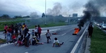 Corte en ambas manos de la autopista por protesta social