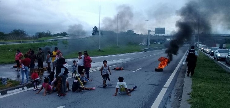 Corte en ambas manos de la autopista por protesta social