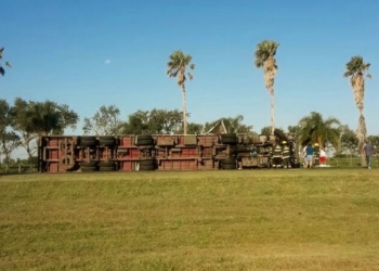 Ruta 34: un camionero atrapado tras un espectacular vuelco