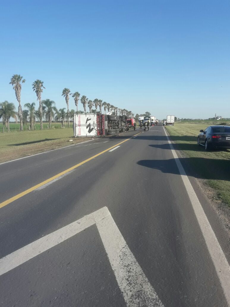 Ruta 34: un camionero atrapado tras un espectacular vuelco