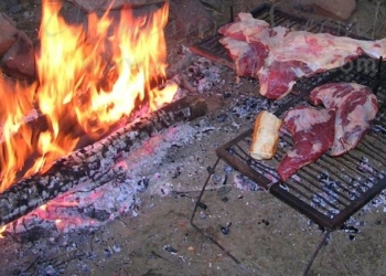 Como en casa: hacían un asado a la vera de la autopista y los echaron