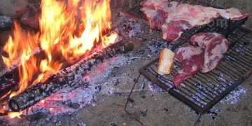 Como en casa: hacían un asado a la vera de la autopista y los echaron