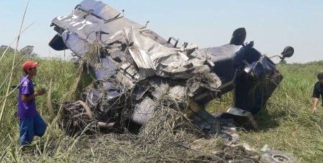 Cayó un avión fumigador y el piloto logró salvar su vida