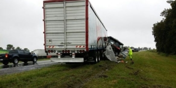 Un camionero perdió el control de su vehículo sobre la autopista